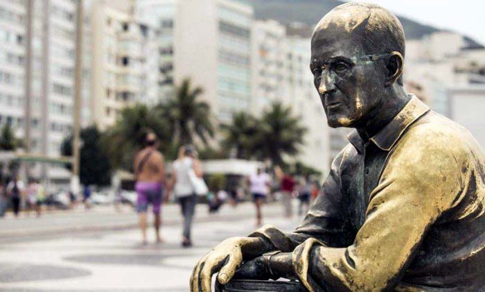 Escultura do poeta itabirano é vandalizada no Rio - Vila de Utopia