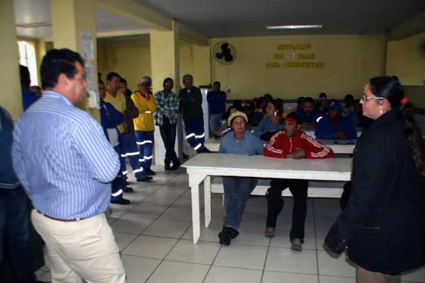 Coleta de lixo retorna, mas greve continua com novas adesões