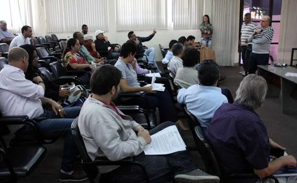 Corte de despesas podia ser maior com redução de cargos comissionados e serviços terceirizados