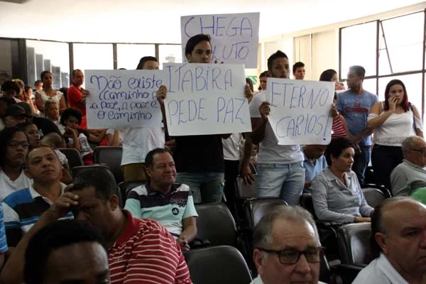 Parentes e amigos protestam na Câmara pela morte de jovem no bairro Pedreira do Instituto