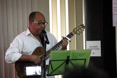 Marcos Borges interpreta Drummond na Câmara Municipal