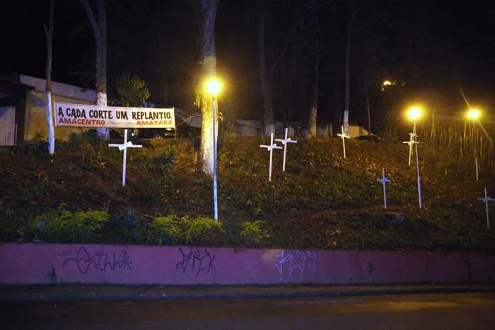 Prefeitura retira faixa e cruzes colocadas por moradores em protesto por corte de árvores