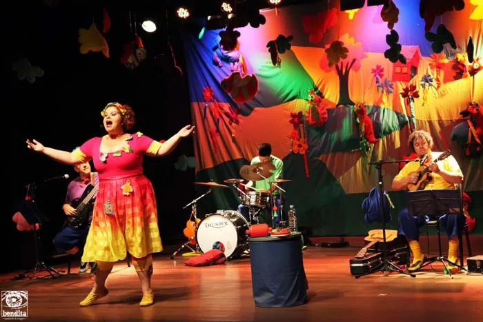 Ana Cristina, cantora e escritora itabirana, lança livro para celebrar dez anos do espetáculo Histórias da Arca