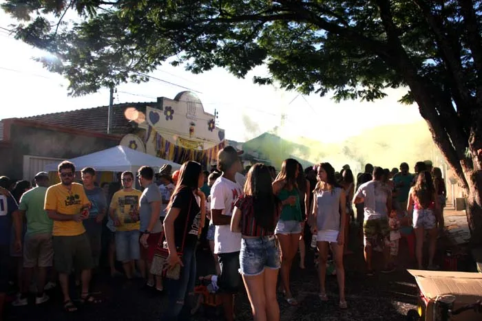 Só Itabira tem carnaval na véspera de Natal. Foi ontem, no bar do Raimundinho