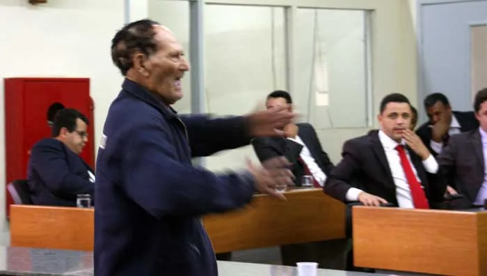 Oposição diz na Câmara que prefeito faz propaganda enganosa com exonerações e base aliada fica calada