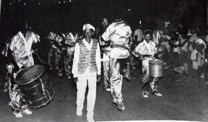 Com as escolas de samba, plumas, miçangas e paetês migram para as avenidas