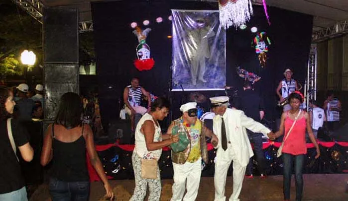Tobias é samba nos pés na pracinha do Pará com a Amapará Folia
