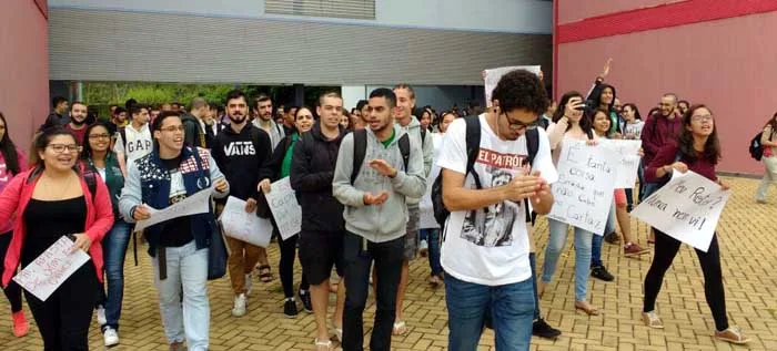 Reitoria contesta universitários que ampliam movimento pela democracia na Unifei