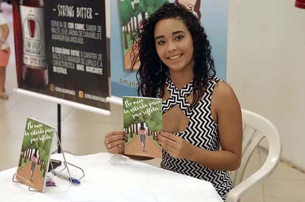 “No meio da estrada parei para refletir” é o título do livro da itabirana Amanda Souza