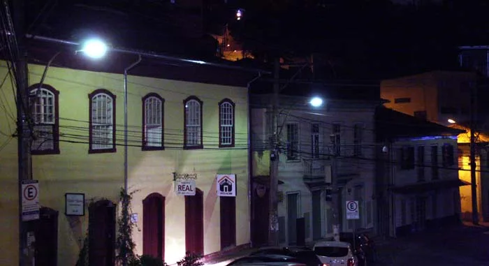 Iluminação pública em Itabira será terceirizada. Centro histórico deve ganhar rede subterrânea