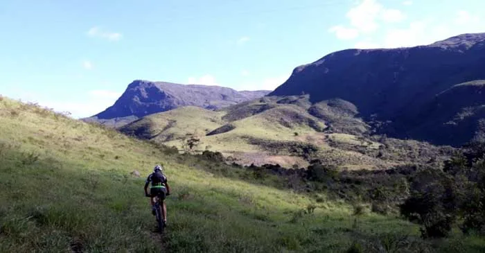 Pelas montanhas de Minas, passando por Serra dos Alves, ciclistas disputam a 2ª Cipó Cup