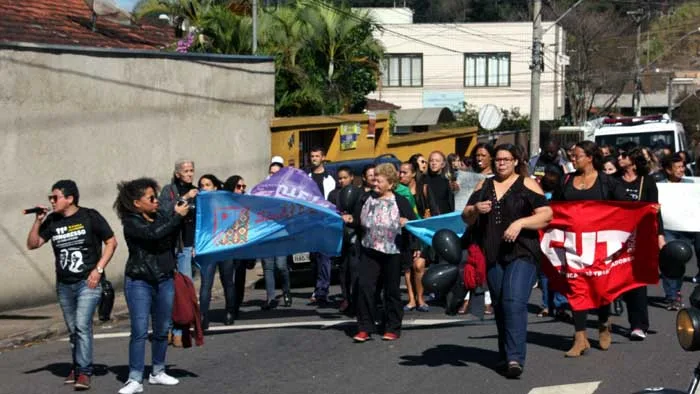 Greve dos professores estaduais prossegue até que os salários sejam pagos em dia