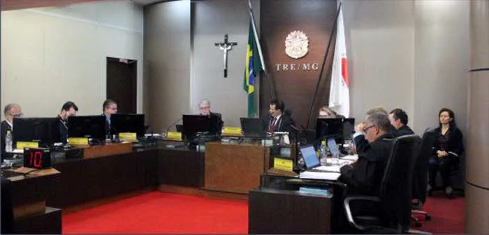 Mais uma vez, por unanimidade, TRE-MG absolve Ronaldo e Dalma, agora no processo de cassação