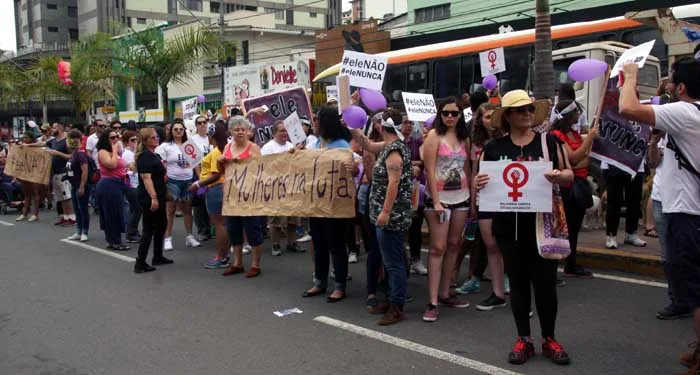 Sem se encontrarem, manifestantes fazem passeatas em Itabira contra e pró-Bolsonaro