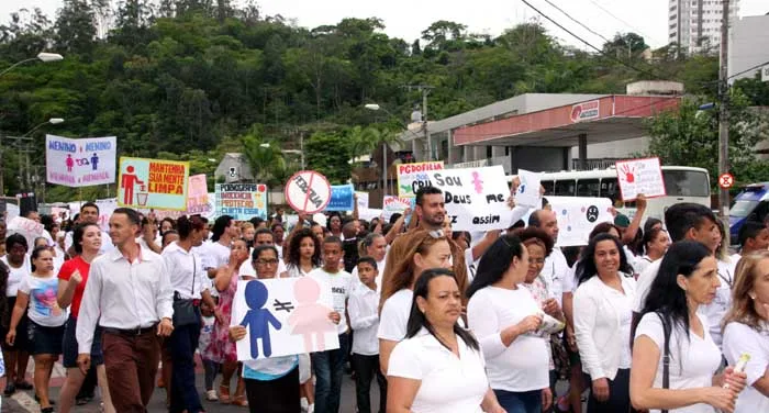 Polarização da campanha chega a Itabira com manifestantes pró e contrários à candidatura de Bolsonaro
