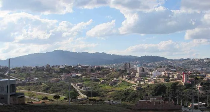 Moradores do bairro Colina da Praia, há quase meio século, sofrem com falta de saneamento básico