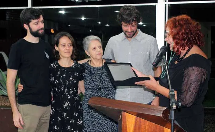 Familiares e amigos homenageiam Sérgio Rosa com lançamento de livro de crônicas