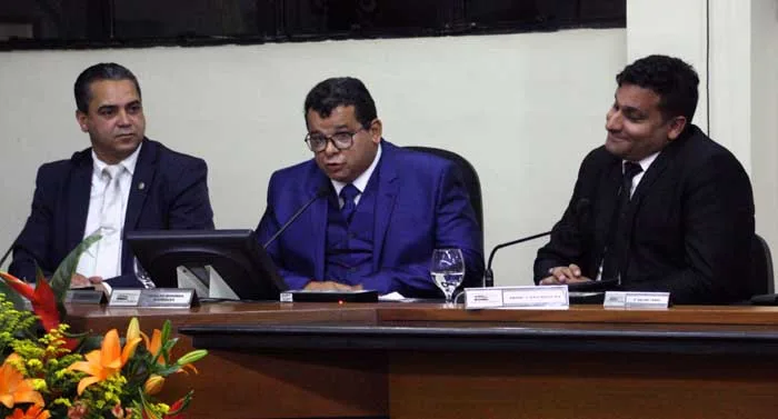 “É uma vergonha”, disse Noronha ao criticar a ausência do poder executivo em sua posse na presidência da Câmara
