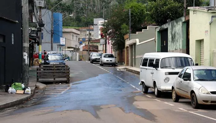 Moradores e comerciantes da rua Ipoema, bairro Pará, reclamam de esgoto estourado há vários dias