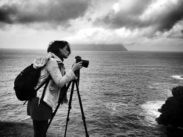 Fotógrafa e ativista, Barbara Veiga lança livro sobre suas experiências em alto-mar