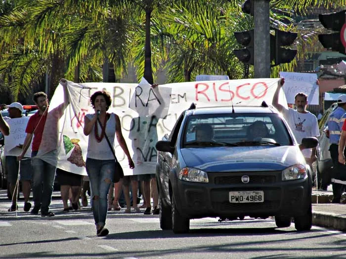 Manifestantes de Itabira se solidarizam com vítimas e classificam rompimento de barragem de Córrego do Feijão como tragédia criminosa