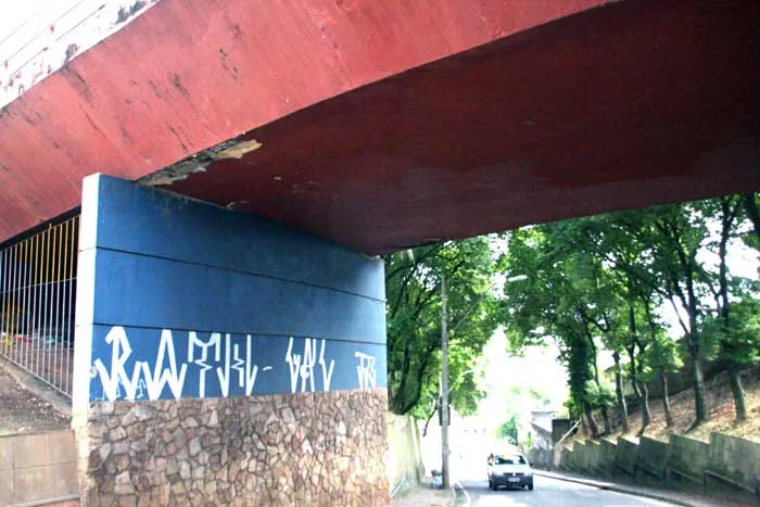 Obras públicas, sem manutenção, são riscos permanentes de acidentes em Itabira
