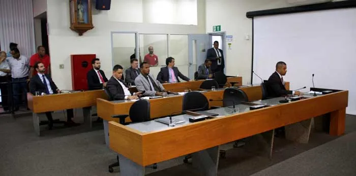A balbúrdia mudou de lado na Câmara: vereadores batem boca e não se entendem em plenário