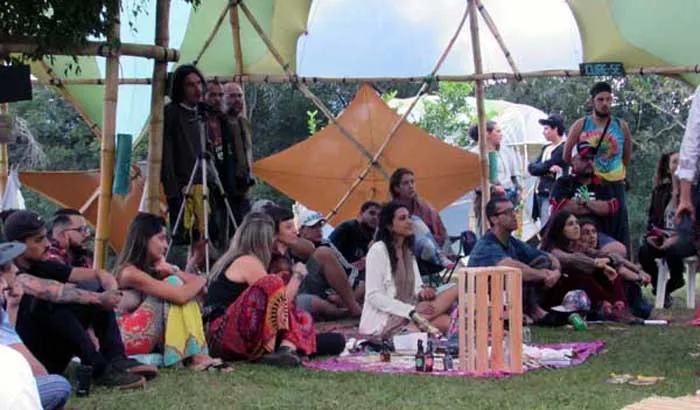 Festival Pulsar, em Ipoema, atrai turistas que se divertem sem agredir a natureza e com respeito à cultura local