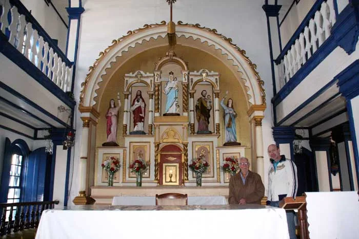 Marceneiro doa réplica de altar da igreja Nossa Senhora da Saúde para o seu pároco