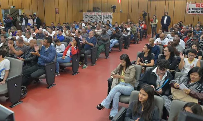 Governo de Minas copia Itabira, substitui rondantes nas escolas estaduais por videomonitoramento e gera protestos na Assembleia