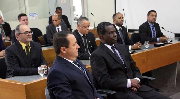 Suplentes tomam posse prometendo o mesmo que todos vereadores dizem fazer: fiscalizar o executivo e representar o povo