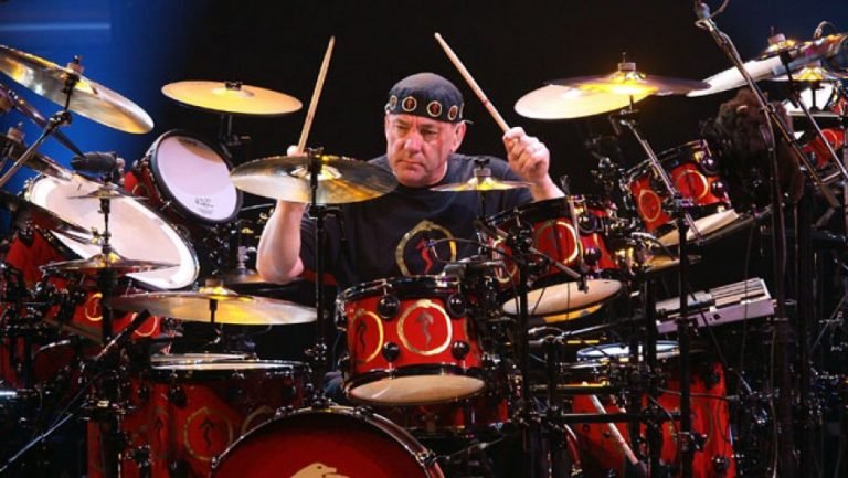 Lenda do rock progressivo, Neil Peart, baterista da banda Rush, agora é eterno