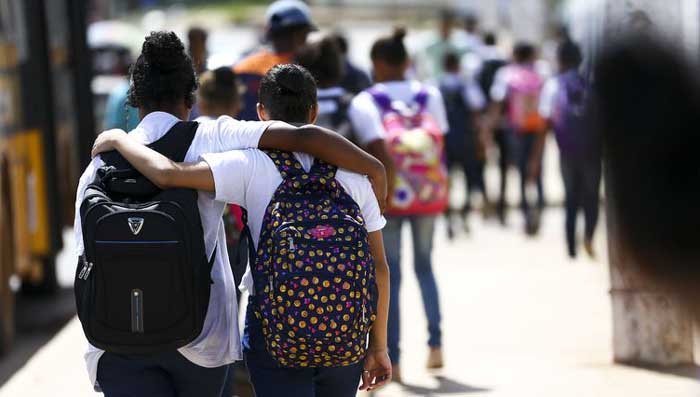 Mochilas pesadas na infância podem acarretar problemas de saúde na fase adulta