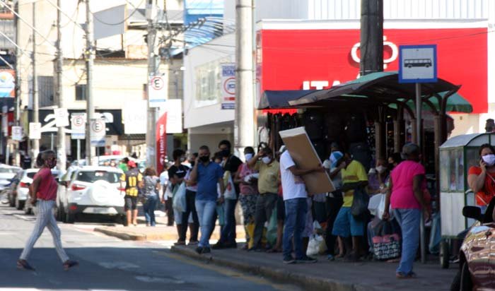 Mesmo na onda vermelha, Prefeitura de Itabira flexibiliza medidas e comércio terá horário estendido até o Natal