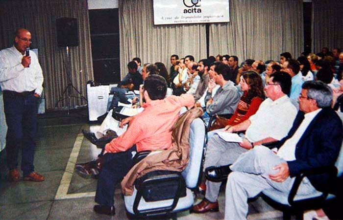 “Vida longa para as minas de Itabira”, preconizou o ex-diretor Viveiros em 2003 na Acita