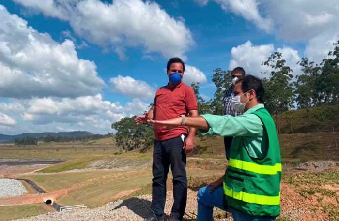 Prefeito de Itabira visita obras de desativação da barragem do Pontal. Falta agora ouvir os moradores que terão de deixar as suas residências