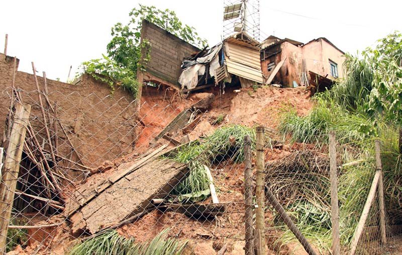 Temporal dá trégua em Itabira. Prefeitura socorre moradores e começa a desobstruir estradas rurais