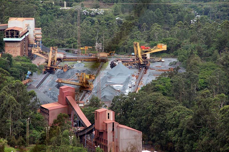 Produção de minério em Itabira continua mesmo com as fortes chuvas, enquanto o escoamento de outras minas é paralisado