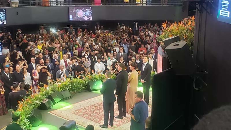 Michelle Bolsonaro aprende com o vice-prefeito de Itabira e vê demônios por toda parte