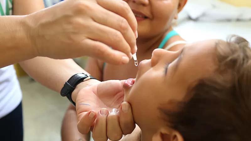 Pais e responsáveis não podem deixar de vacinar seus filhos contra a paralisia infantil que ameaça retornar ao Brasil sem imunização em massa