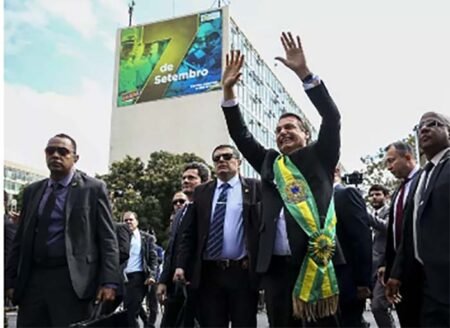 TikTokers evangélicos apoiam Bolsonaro; Lula tenta conquistar cristãos