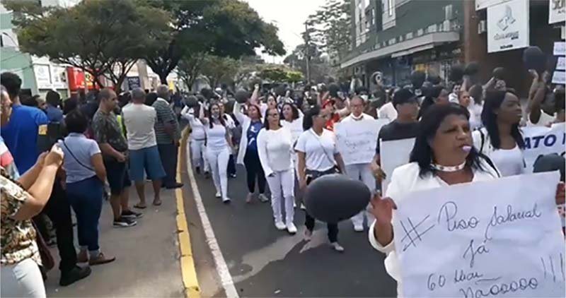 Trabalhadores protestam em todo o país contra a suspensão do piso da Enfermagem