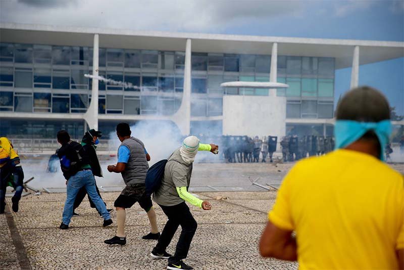 Grupos bolsonaristas intensificam teoria falsa de infiltrados e acusam militares de omissão