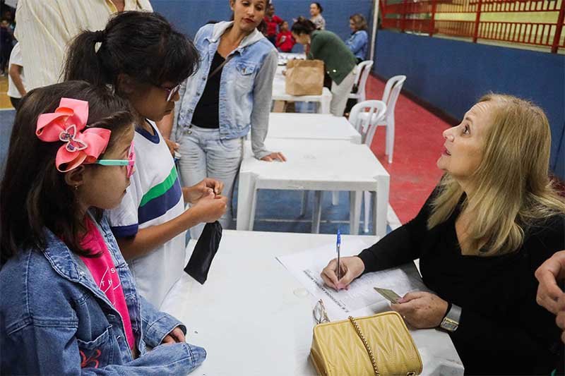 Estudantes da rede municipal de ensino de Itabira recebem óculos gratuitos após exames oftalmológicos