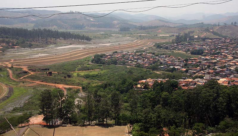 Moradores vizinhos do Pontal estão ainda em compasso de espera sem saber quem será removido para ceder lugar a muro de contenção