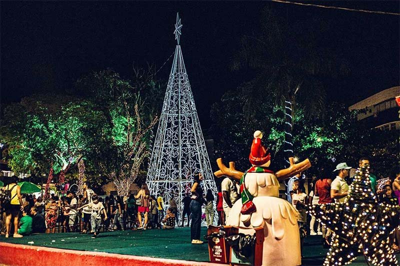 Luzes de Natal já estão acesas na praça Acrísio de Alvarenga, um convite à confraternizacao durante o mês de dezembro