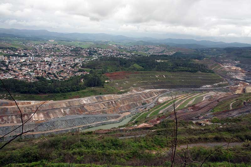 Vale, a Gulosa, monopoliza as águas da Serra do Esmeril e dos aquíferos Cauê e Piracicaba, deixando quase nada para Itabira