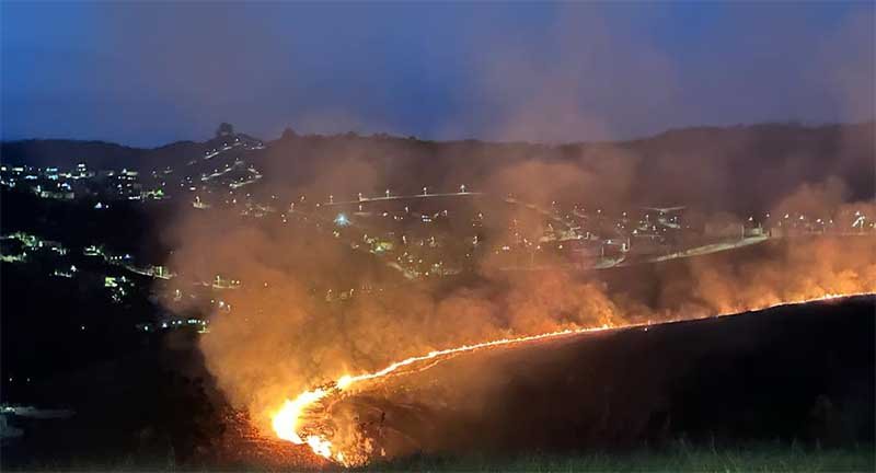 Ar em Itabira está irrespirável com incêndio florestal no Pontal, fuligem de queimadas e poeira de minério em suspensão