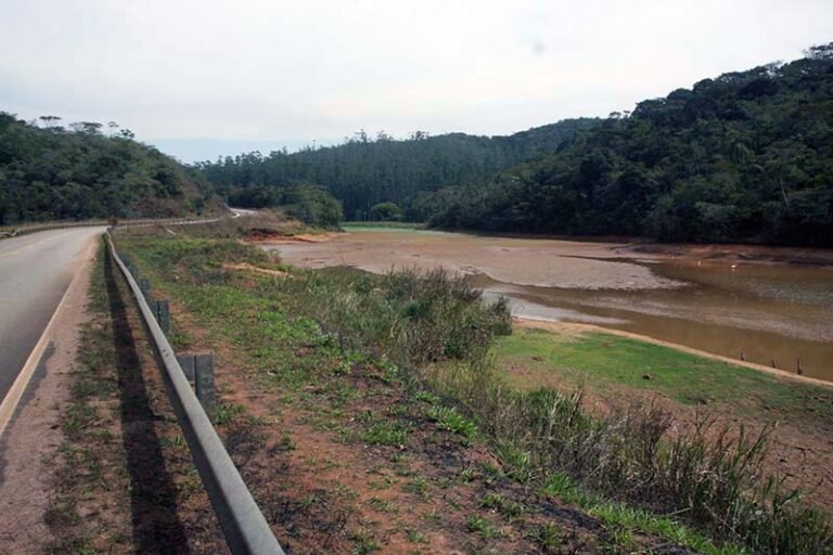 Santana está em seu nível mais baixo; seca já afeta a Vale, que detém a maioria das outorgas de água, enquanto a cidade que fica com as sobras