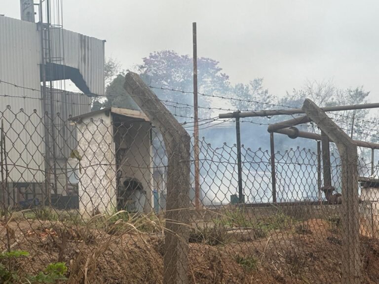 Piromaníaco é flagrado ateando fogo em lote no Distrito Industrial, deixando o ar ainda mais irrespirável na região do Barreiro